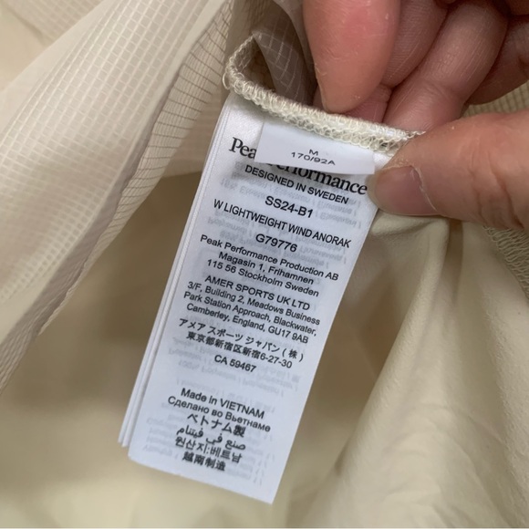 Peak Performance Lightweight Anorak - Picture 3 of 3